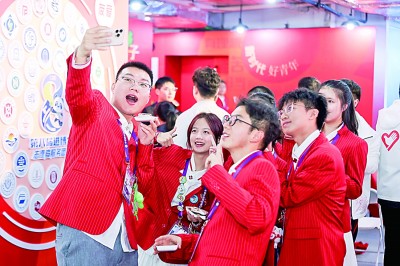 “小葉子”在志愿者之家參加集體生日會