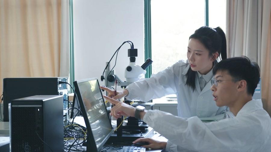 上理工光電信息與計算機工程學院學生正在做實驗