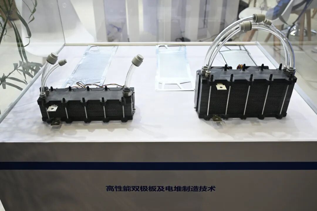 上海理工大學在第25屆工博會高校展區現場展示高性能雙極板及電堆制造技術
