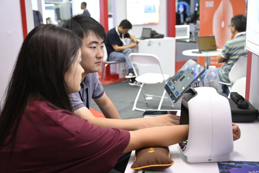 北京大學在第25屆工博會高校展區現場展示中醫智能AI機器人