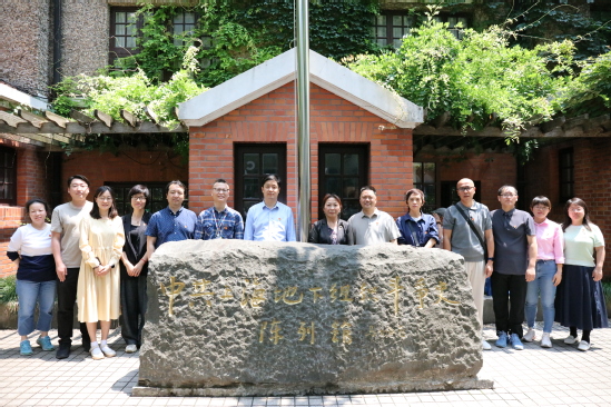 在中共上海地下組織斗爭史陳列館合影 在中共上海地下組織斗爭史陳列館合影